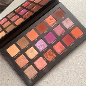 Huda Beauty Desert Dusk palette